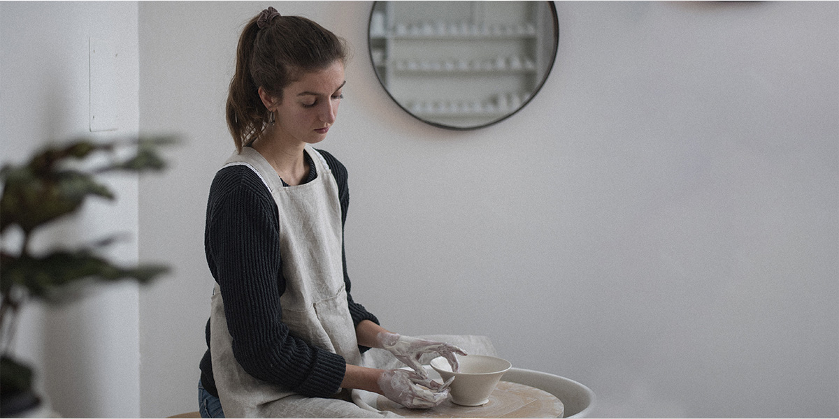 Tanawel dans son atelier de céramique à Dinan